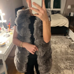 Päls väst - Grå päls väst i storlek S/M. Fint skick då den är knappt använd. Faux fur.