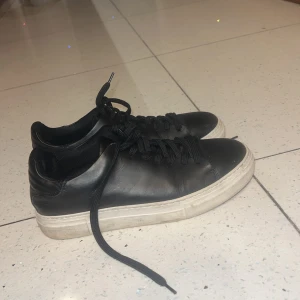 Homme selektion läder clean 90 - Köpte för 1499 har anvönt i 4 månader är frash och inga skador läder är i fint skick och är i storlek 42