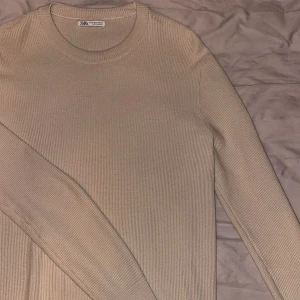 Zara tröja - Säljer nu min stickade ZARA tröja. Den är i riktigt bra skick. Storlek M men passar mer som en L. Riktigt fräsch och snygg. Fler frågor och bilder i DM.
