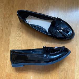 Svarta urgulliga loafers från märket faith, men köpta på Sellpy. De är i storlek 39 i bra skick! 🤗