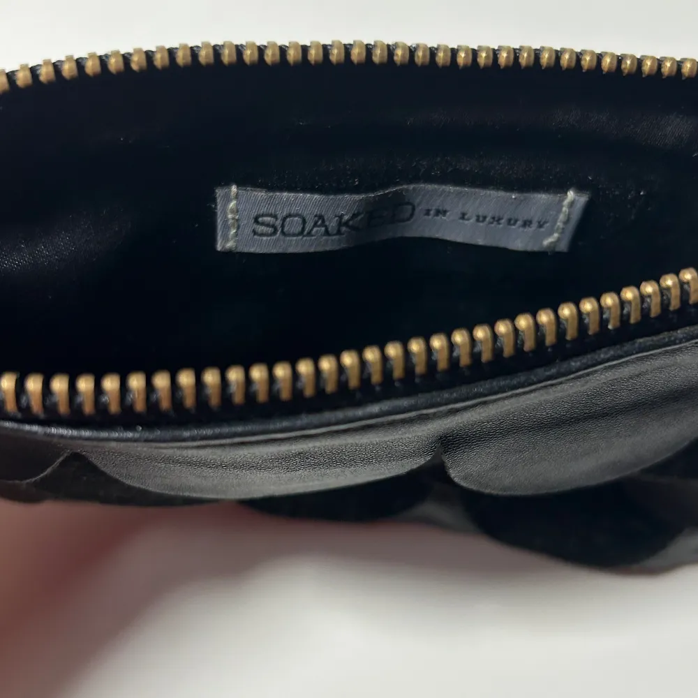 Plånbok från SOAKED i Svart läder med fina detaljer . Accessoarer.
