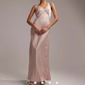 Rosa klänning  - Ny klänning i storlek 38 (M).  Säljer pga att returen gick ut.  Enbart testad, så lappen sitter kvar.  Nypris: 929 kr Mitt pris: 700 kr  Pris kan diskuteras vid snabb affär.   Köparen står för frakten.  Skicka gärna meddelande för mer info & biler!  