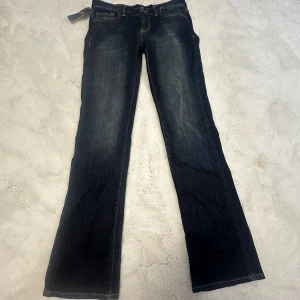 Nya Lågmidjade LTB jeans  - Säljer ett par helt nya lågmidjade Ltb jeans med lapparna kvar,  De är extremt strechig och formar sig så fint efter kroppen!  De är i storleken 26/34 midjemåttet är 37 cm och innerbenslängden - 84 💕 tänk på att de är väldigt strechiga😍
