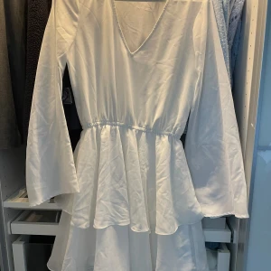 Vit kläning❤️ - Jättefin kläning från Rut&Circle. Perfekt till sommaren för skolavslutning, konfirmation, student ex!!❤️❤️
