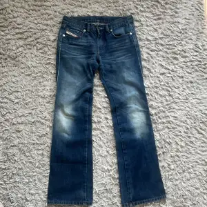 Skit skugga diesel jeans som tyvärr inte passar mig längre. 34 cm rakt över midjan 74cm innerbenslängd 