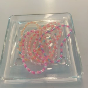 Designtips!! - Här kommer lite designtips! Dessa är med glansiga pärlor, perfekta för sommaren och våren!🫶🏼 de bå bilderna kostar 30kr/st, men pris varierar beroende på design. Frakt 18kr. Skriv priv vid intresse eller frågor🫶🏼