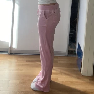 Juicy Couture  - Superfina juicy couture, kommer inte till användning. Fint skick, inga defekter. Köpta på kids brandstore någon gång i vintras💕