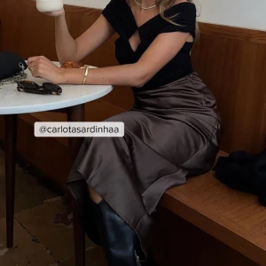 Brun midikjol i satin - Riktigt snygg brun midikjol i satin från Nakd som inte kommit till användning 🤎