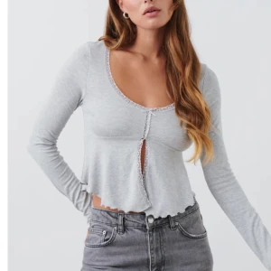 Gina tröja  - Ser helt ny ut, gillar inte hur den sitter på mig, därflr säljer jag den💕