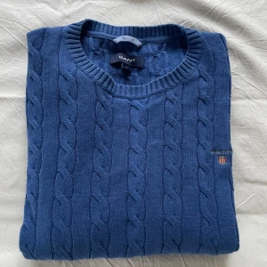 Gant Tröja - En snygg kabelstickad tröja från Gant, använd men i bra skick, 7/10. Säljer den då jag inte använder den. Är L men fungerar också som M, beroende på hur man vill att den ska sitta. Perfekt inför våren och hösten. Skriv vid frågor eller fler bilder!!