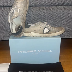 Philippe model - Laidback pjuks till sommaren? Hej! Vi säljer nu dessa Philippe Model skor i storlek 44.  Skick 4/10 Allt og medkommer, mvh Resellgarms 😁