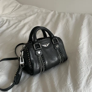 Zadig Sunny nano - Säljer nu min Zadig väska som är i den mindre storleken, säljer då den ej kommer till användning längre men är i bra skick🥰 Frakt tillkommer