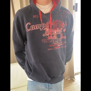 Vintage hoodie - Oversized vintage hoodie, inte så pass använd vilket är varför jag säljer, tveka inte vid frågor. Jag är 183 cm för referens