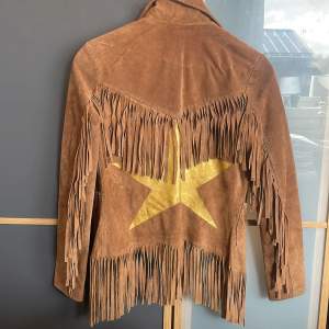 Finaste cowboy jackan som jag målat en stjärna på där bak (med material som håller på mocka). Storlek XS! Super fin och utkik jacka får alltid många komplimanger 