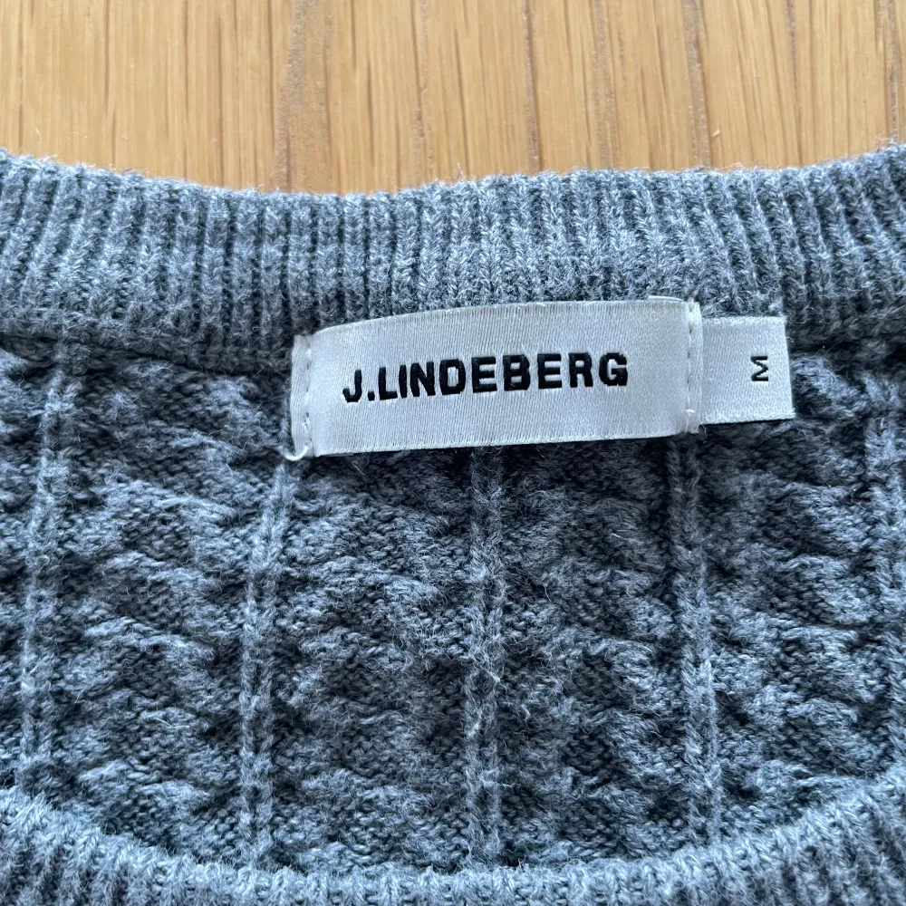 Stickad J.Lindeberg tröja i bra skick. Storlek M. Tröjor & Koftor.