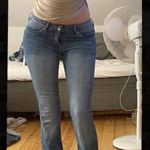 Lågmidjade jeans från H&M köpta secondhand st 26/30. Står att de är bootcut på etiketten. Skulle säga att de passar nån som har xs. De har klister från tidigare ”stenar” på ena fickan back som syns på bilden annars är de i väldigt fint skick💕
