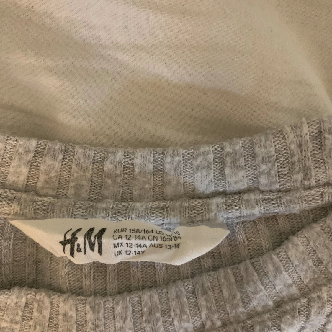 Grå ribbad tröja  - 91