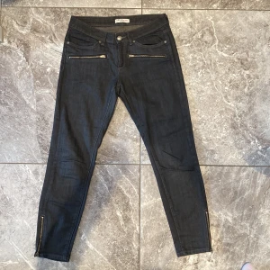 Mörkblåa jeans  - Jättesnygga jeans. Märke Denim by Lindex. Knappt använda. Säljer pga stor garderobrensning. Kika gärna på mina andra annonser, säljer mycket:) 