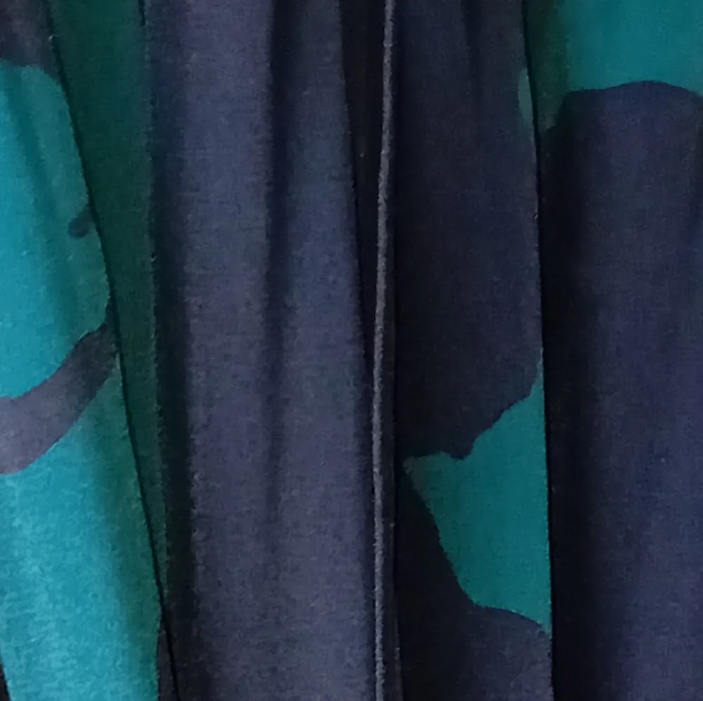 Ny st M svart/grön bild (missvisande färg) knytband i midjan  Nypris 559:-. Klänningar.