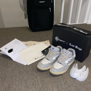 Lost boys skor - Colab: Lost boys x Vicinity skor, storlek 43, skick 7/10, köpta på ett drop från deras hemsida för 2300kr Ingår även: dustbag, klistermärken, låda, axelväska, crease-skydd från kicksandstuff. Hör av dig vid intresse🙌