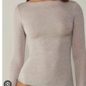 Intimissimi tröja  - Säljer min fina intimissimi tröja! Endast använd max 2 då det är fel storlek💞 har ett l hål vid armhålan men ingenting som syns tydligt. Passar S/M 
