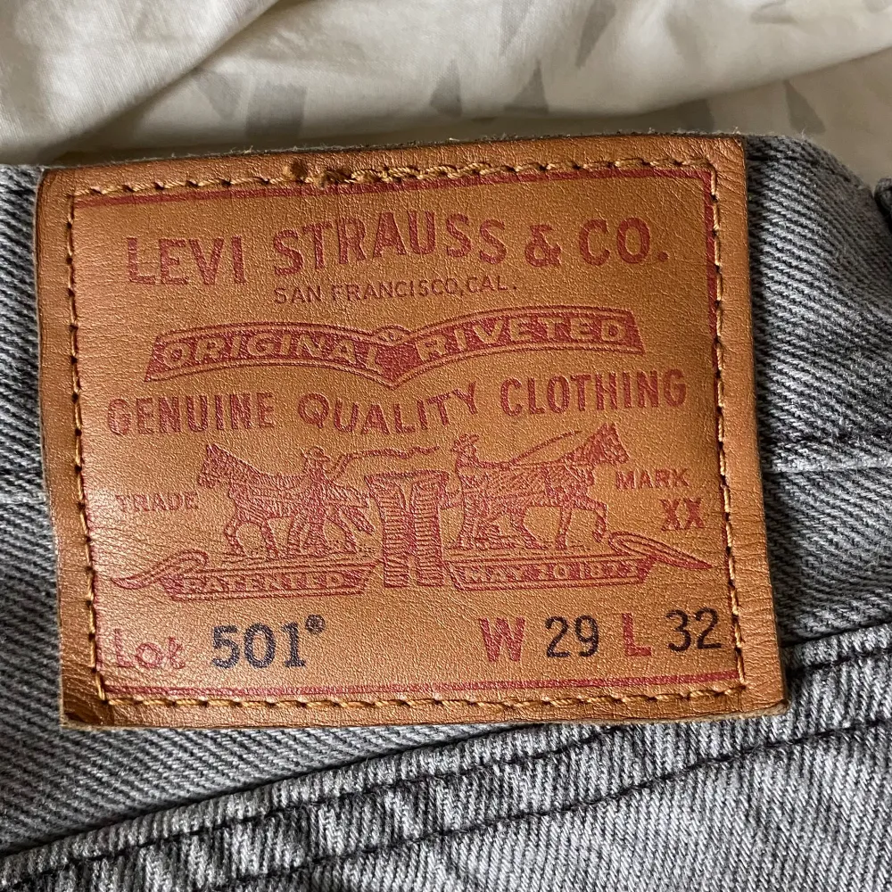  Tja, säljer mina Levis original jeans,(WAIST 29, LENGHT 32) för de inte passar mig. När jag köpte dem tyckte jag redan att de var för korta i midjan och för lång i längden men jag var lite lat för att lämna tillbaka dem😅.(nypris 1099kr).. Jeans & Byxor.