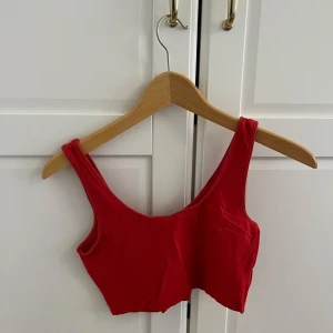 Röd topp - Enkel röd topp perfekt för sommaren, är dock inte struken i bilden men jättefin ändå!