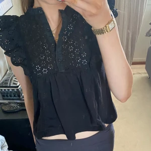 Svart topp - Säljer denna supersöta blus/topp från mango❤️