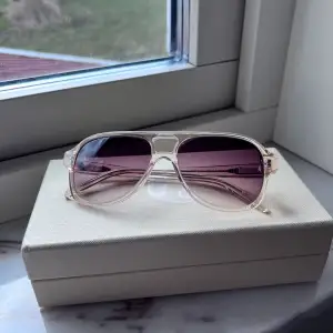 Säljer mina fina solglasögon från Corlin Eyewear som inte kommer till användning längre💗 Använd fåtal gånger och inga tecken på användning. Köpta för 1299kr och finns inte längre kvar.  Skriv vid intresse 💗