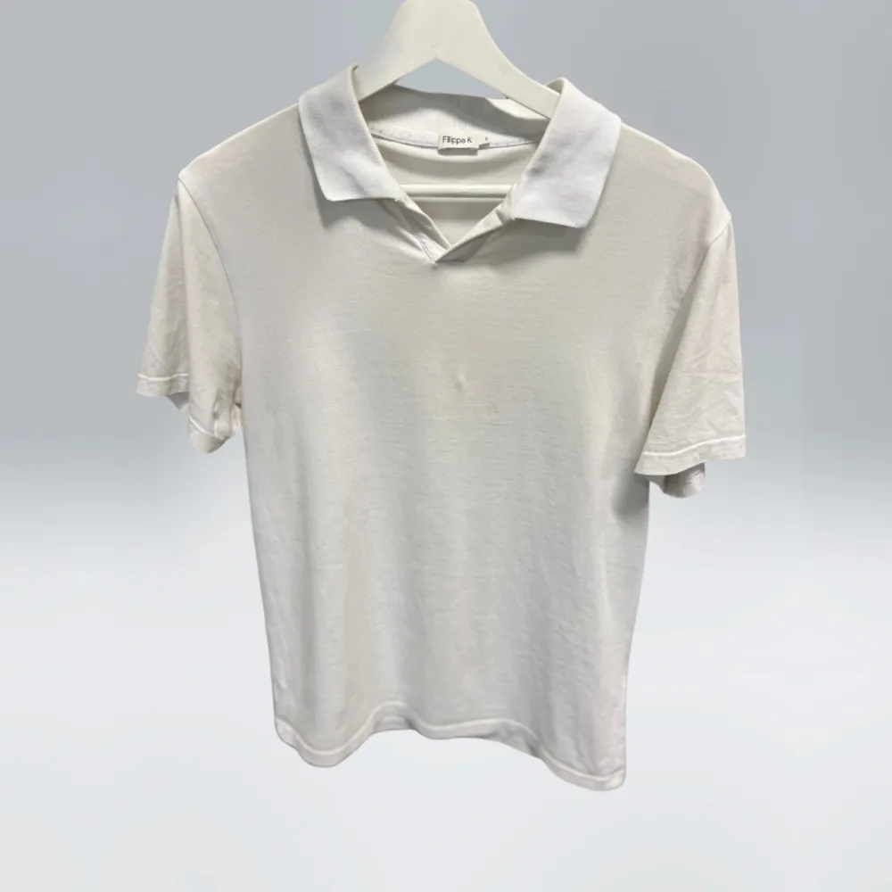 Vi säljer denna t shirt i färgen vit ifrån Filippa k. Den är i fint skick och inga hål eller fläckar.  Skick 8/10 Tveka inte höra av er vid minsta fundering!. Tröjor & Koftor.