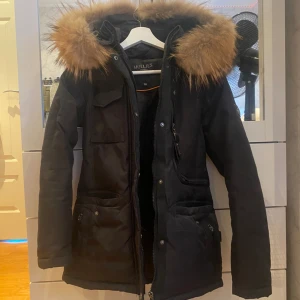 Hollies jacka - Jacka från hollies i väldigt bra skick. Inga defekter. Kan gå ner i pris vid snabb affär.