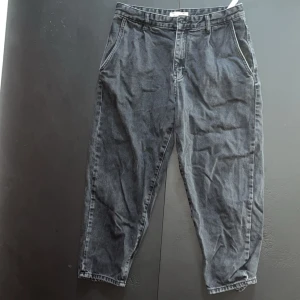 Jeans relaxed fit svart  - Storlek EUR: 42 (M)  Midjemått: 63.5  Höftmått: 85.5  Innerbenslängd: 80.25 