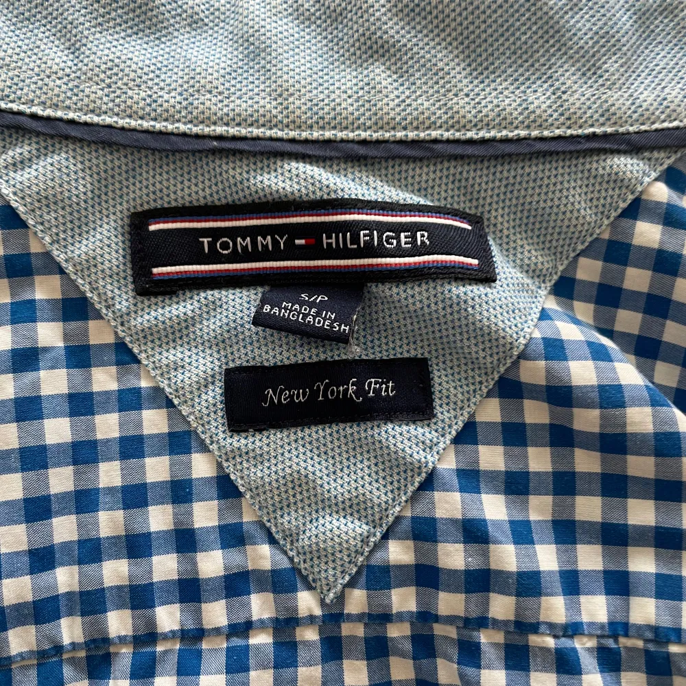 Mönstrad Tommy Hilfiger skjorta i bra skick. Storlek S. Skjortor.