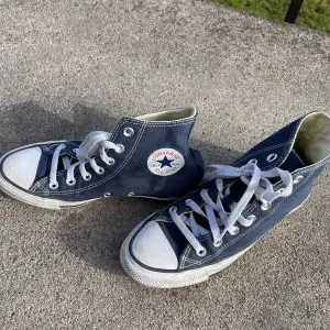 Marinblå Converse i storlek 36,5💙