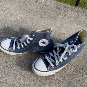 Marinblå Converse  - Marinblå Converse i storlek 36,5💙