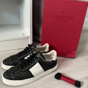 Valentino flycrew - Valentino flycrew Storlek 36 Skick 9/10 Alla nitar kvar  Box och extra snören medföljer  Pris 2599kr