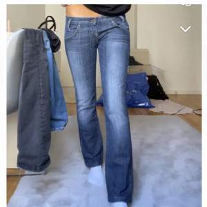 säljer dessa fina jeans från lee köpta på plick, återsäljer pga att dem inte passade på mig.🤍