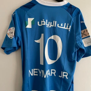 Al Hilal tröja - En fin Al Hilal tröja som jag köpte men ångra mig då Neymar bara är skadad, väldigt fin i skicket och Neymar på ryggen, kan gå ner vid en snabb affär 