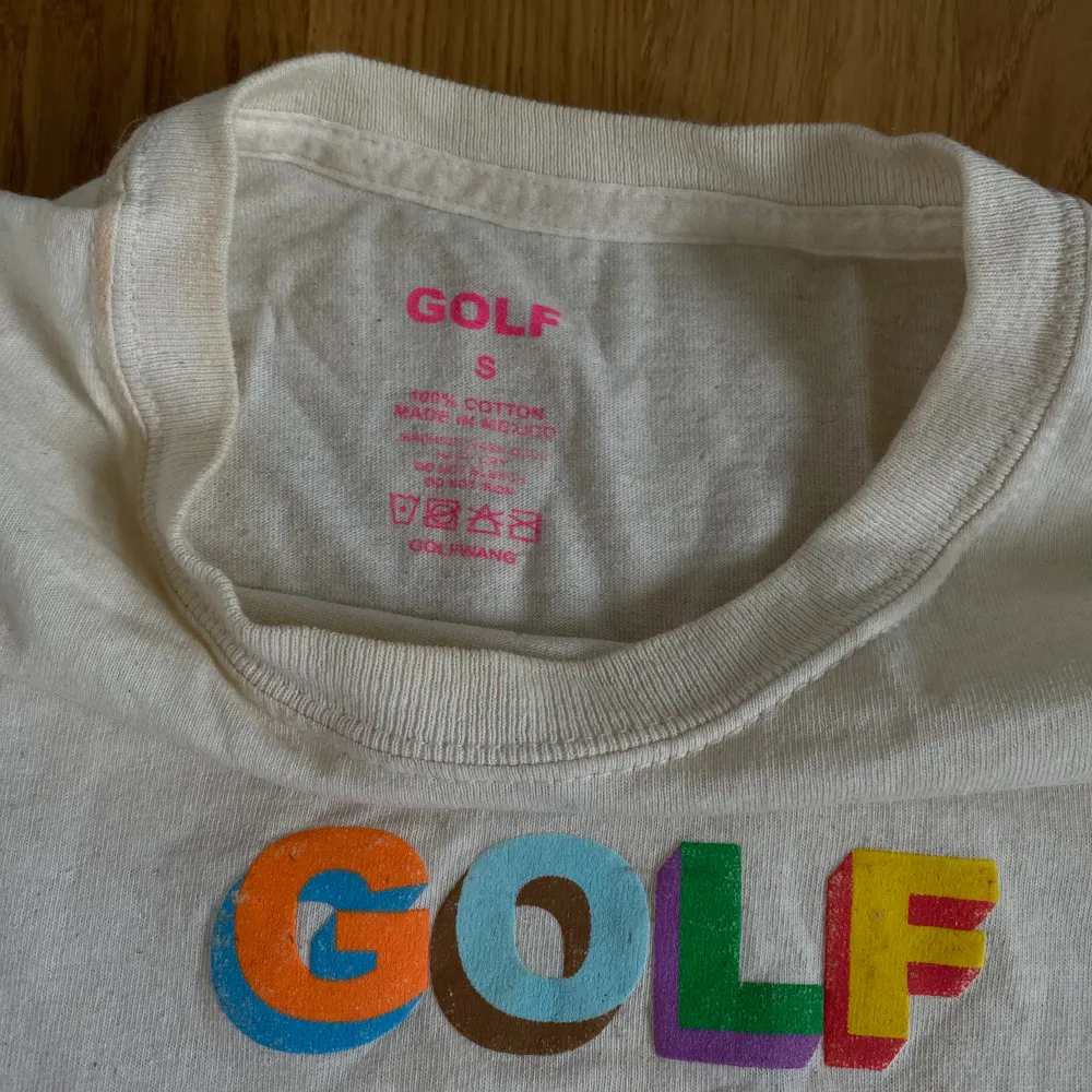 T-shirt från Tyler The Creators klädmärke Golf Wang i storlek S. Endast använd cirka 1-2 gånger.. T-shirts.