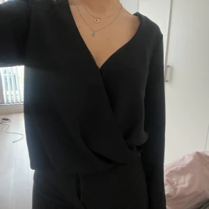 Svart långärmad topp/blus - Svart v-ringad långärmad topp/bluss ifrån bikbok. Fint skick och storlek S💕