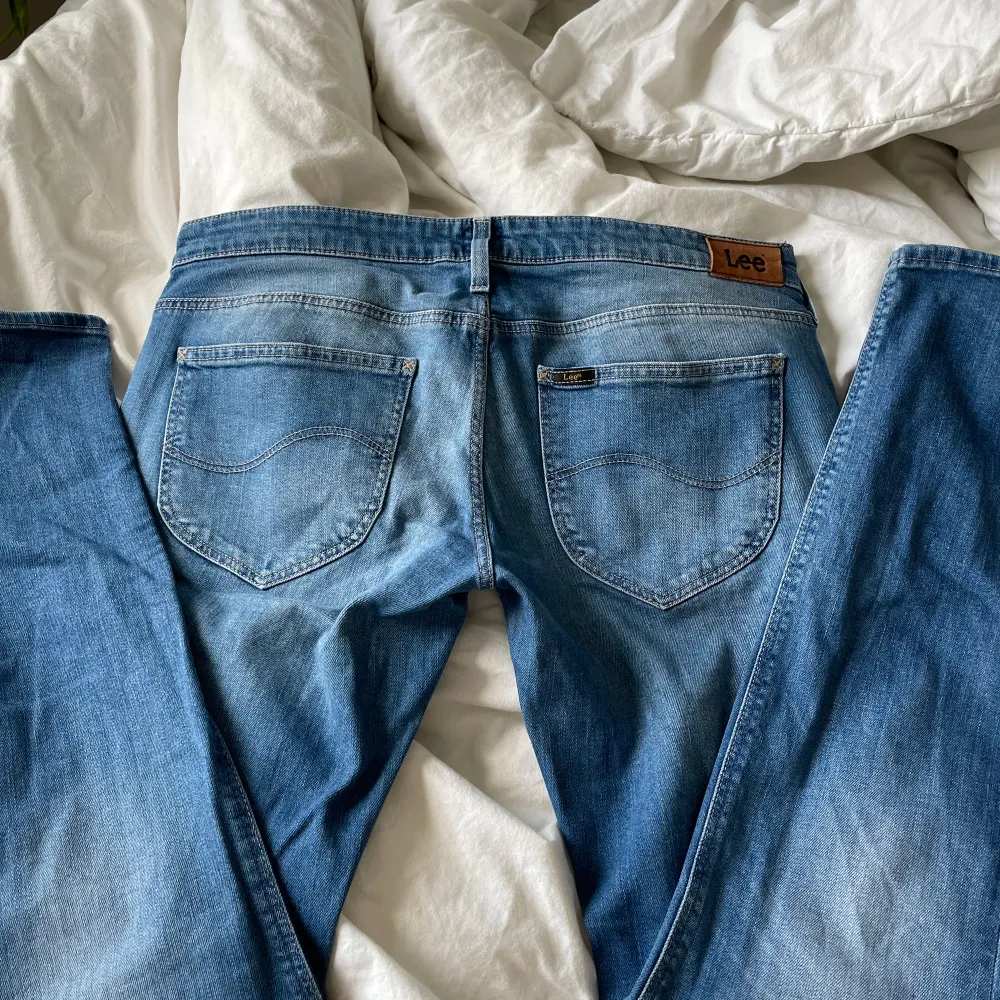 skitsnygga lågmidjade Lee jeans som tyvärr inte kommer till användning. bra skick och inga tecken på att. st 40 men sitter som 38. skriv till mig om du har några frågor eller funderingar💫🪩🌸. Jeans & Byxor.