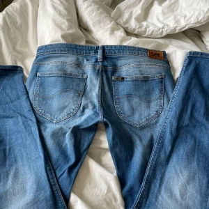 Lågmidjade jeans  - skitsnygga lågmidjade Lee jeans som tyvärr inte kommer till användning. bra skick och inga tecken på att. st 40 men sitter som 38. skriv till mig om du har några frågor eller funderingar💫🪩🌸