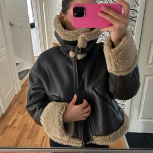 Zara bikerjacka - Zara bikerjacka i storlek S, använd endast en gång den är som ny. Ord pris 1195kr