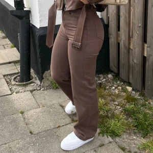 Jeans - Säger dessa super snygga jeans från BIKBOK. De är högmidjade och i en super trendig brun färg. Säljer då de blivit för små för mig 🥰🥰 Skriv för mer info och fler bilder 