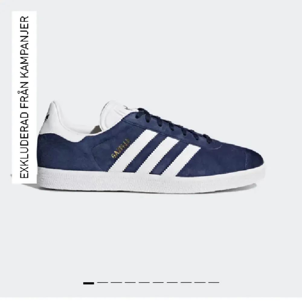 Säljer ett par mörkblåa adidas gazelle skor. Dem är i bra skick, ni kan fråga om fler bilder. Passar för någon som har 39 och 40 i skor. Nypris är 1200. Skor.