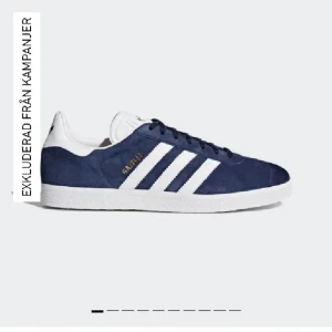 Adidas gazelle skor - Säljer ett par mörkblåa adidas gazelle skor. Dem är i bra skick, ni kan fråga om fler bilder. Passar för någon som har 39 och 40 i skor. Nypris är 1200