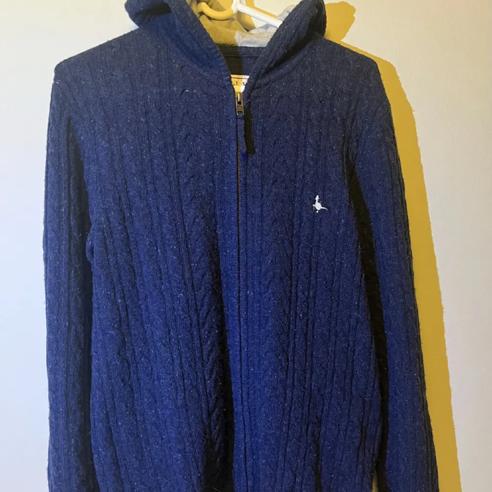 Säljer denna riktigt snygga zip hoodie med  luva från Jack Wills i 100% merinoull. Modellen är ca 178 och väger ca 70kg🙂Den är i mycket fint skick, skriv vid minsta intresse så löser vi en deal, PRIS KAN DISKUTERAS😀 Mvh Stiloo Closet. Tröjor & Koftor.
