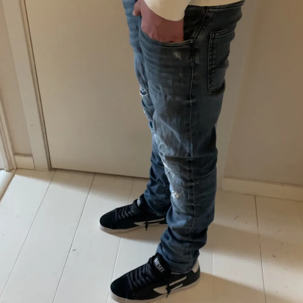 Riktigt feta Armani jeans med riktigt snygga slitningar i 9/10 ✨ Modellen är 185 cm och väger ca 66 kg. Hör av er vid minsta fundering 💭 . Jeans & Byxor.
