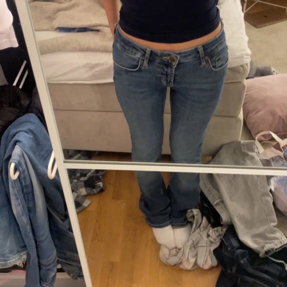 Lågmidjade snygga jeans ifrån zara! . Jeans & Byxor.