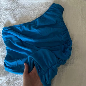 Blå topp - Blå gullig topp Troligast från zara! Frakt ingår ej!